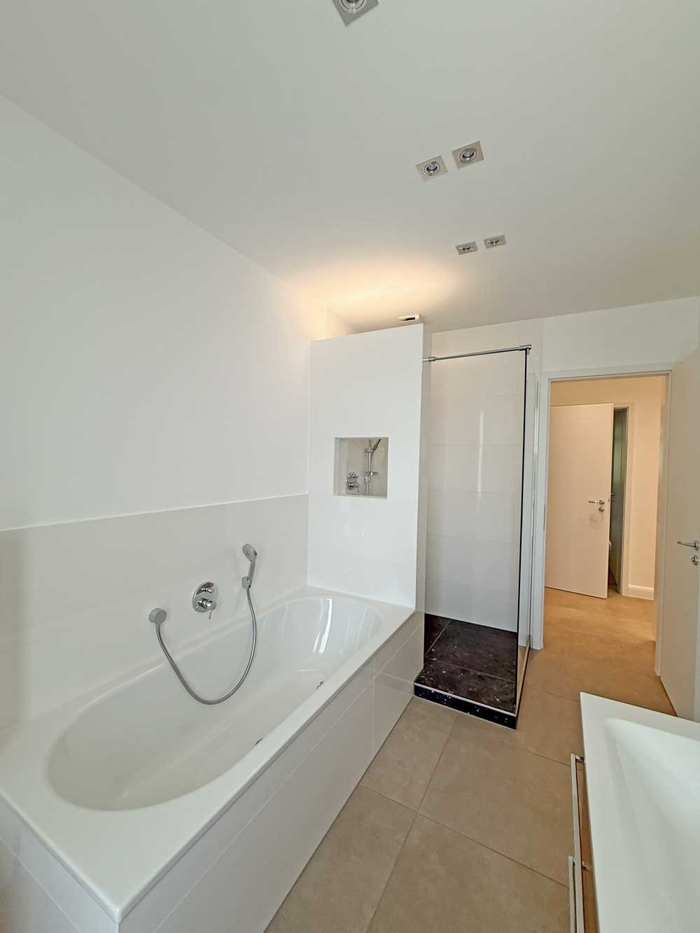 Altbau trifft Design - hochwertig sanierte 4-5 Zi. Whg. mit EBK, Balkon in Toplage