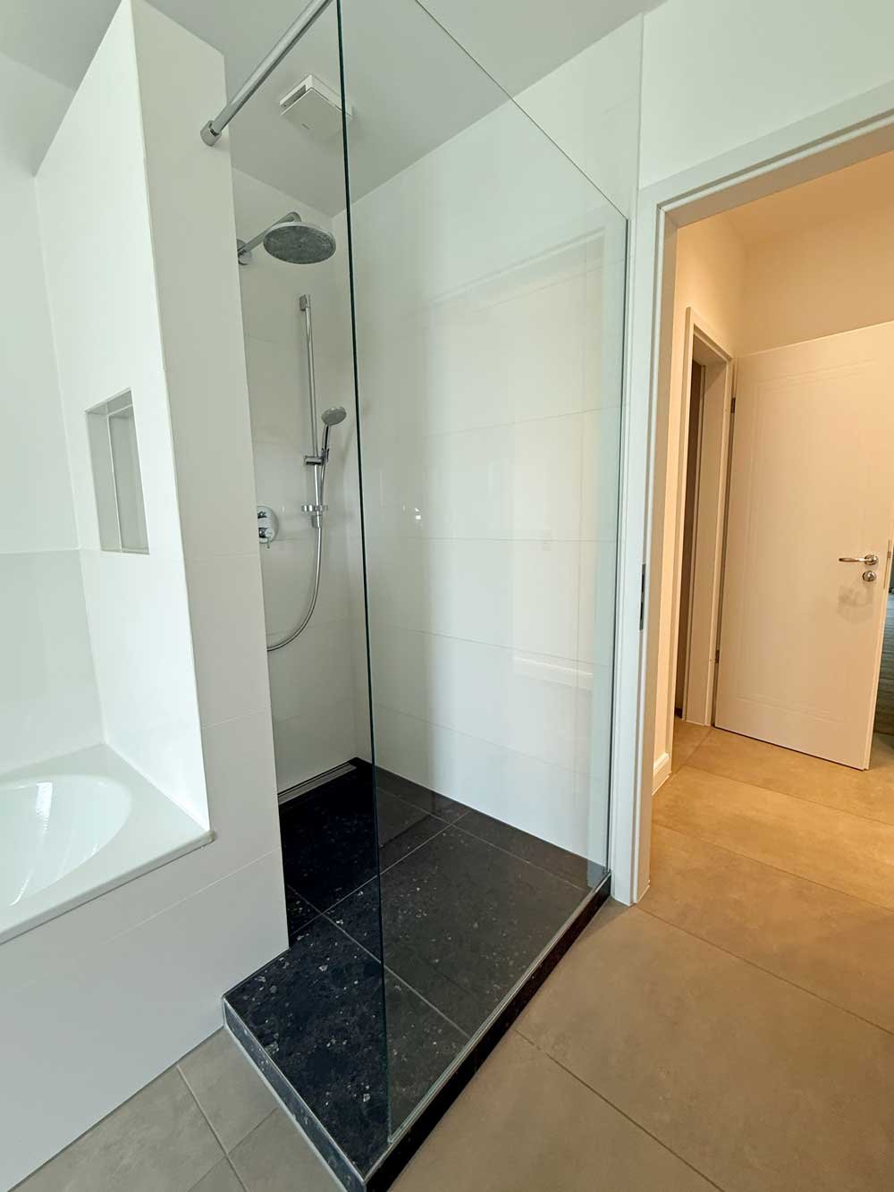Altbau trifft Design - hochwertig sanierte 4-5 Zi. Whg. mit EBK, Balkon in Toplage