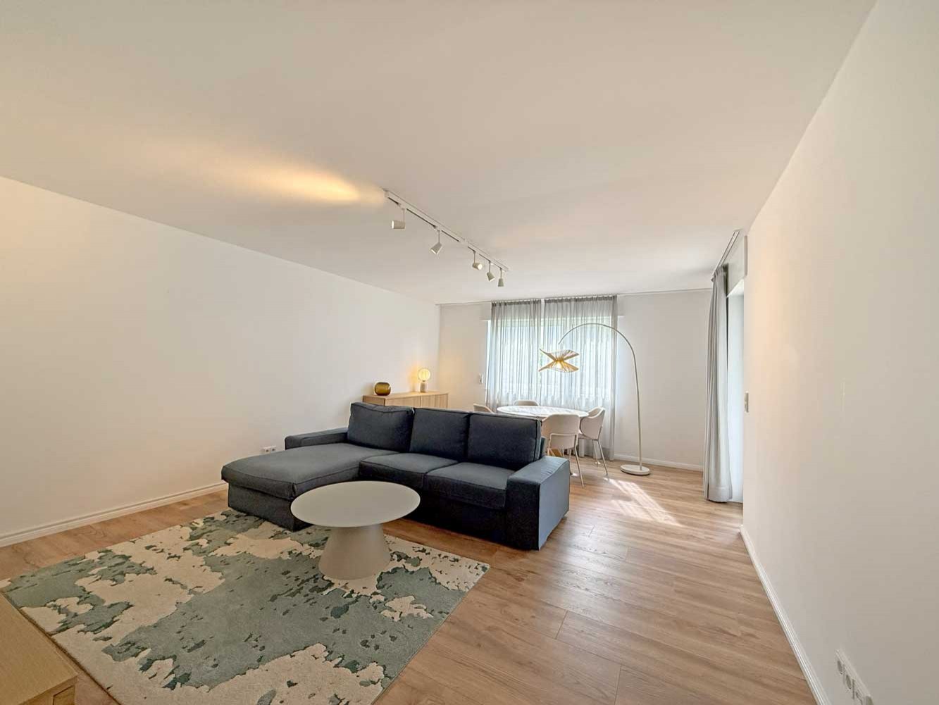 *** Möbliert *** Elegante 3-Zi.-Whg. mit großem Balkon in Bergen-Enkheim