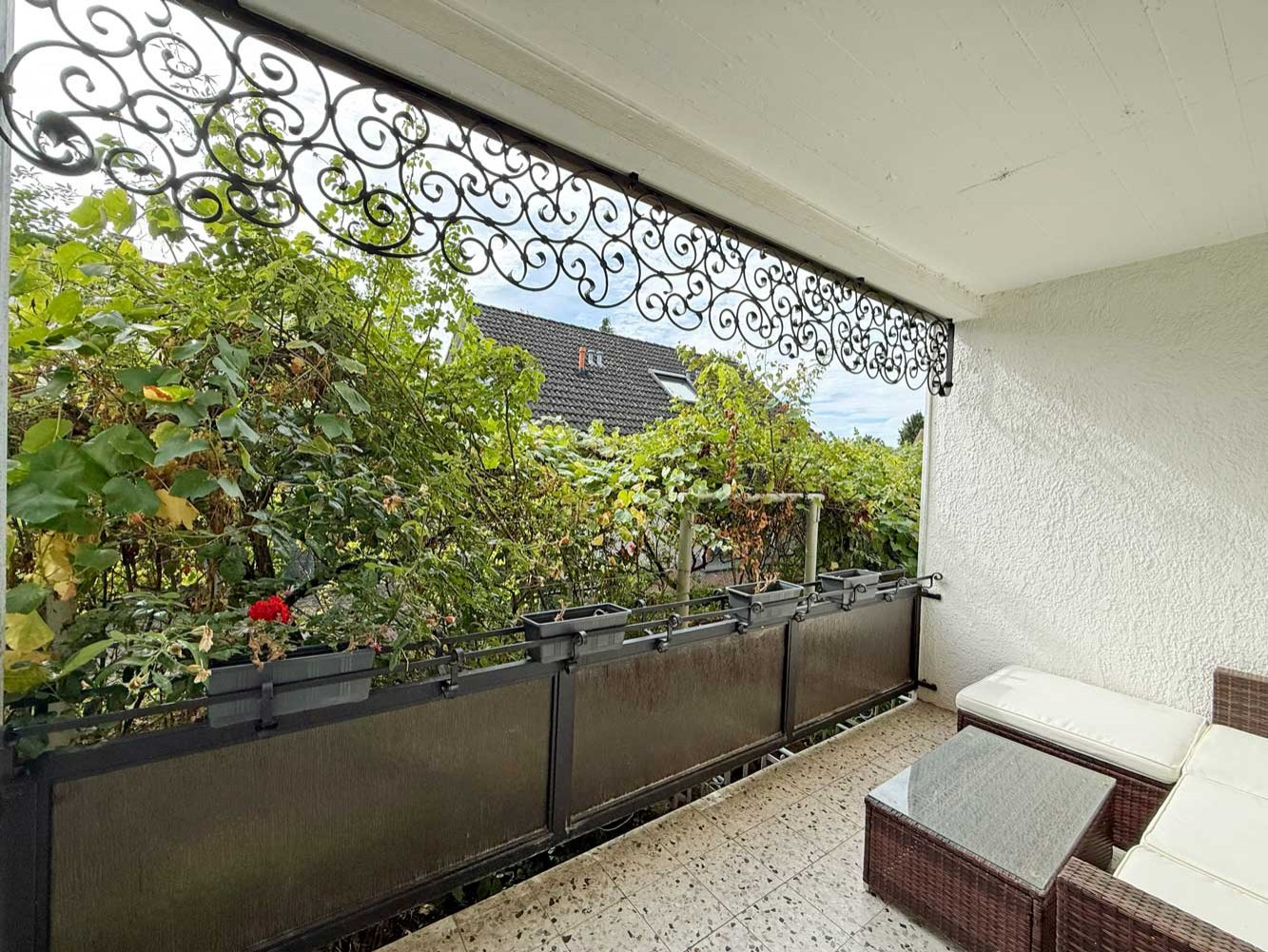 Stilvoll möblierte 3-Zimmer-Wohnung mit großem Balkon in Bergen-Enkheim