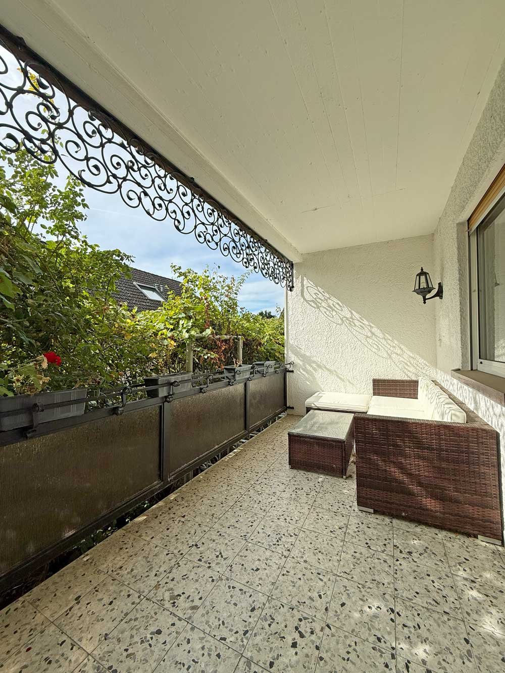 Stilvoll möblierte 3-Zimmer-Wohnung mit großem Balkon in Bergen-Enkheim