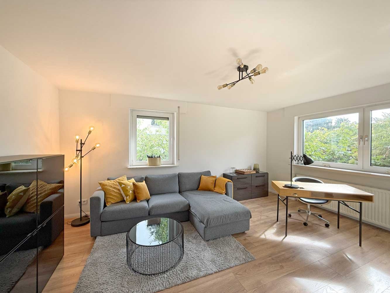 Stilvoll möblierte 3-Zimmer-Wohnung mit großem Balkon in Bergen-Enkheim
