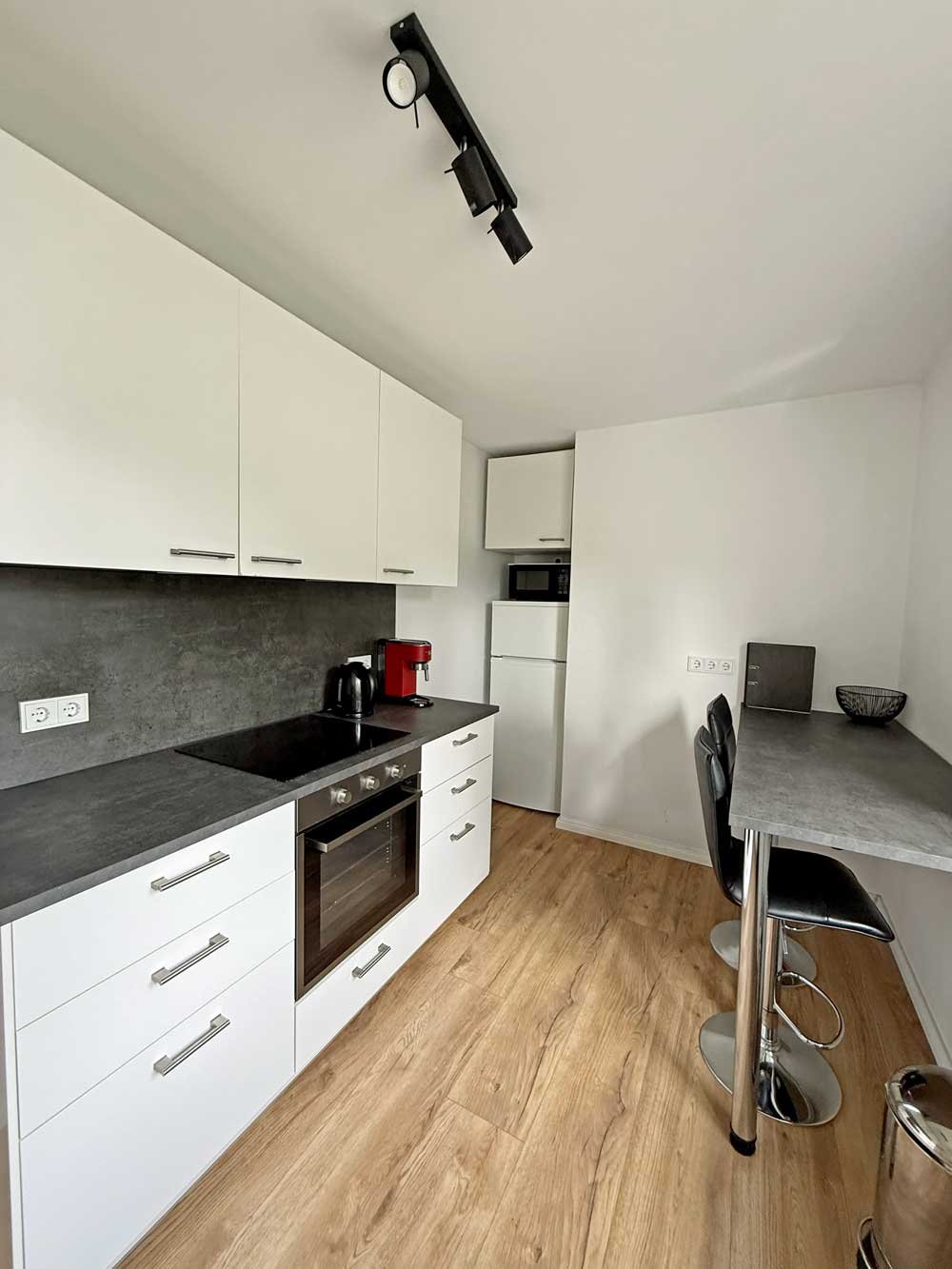 Stilvoll möblierte 3-Zimmer-Wohnung mit großem Balkon in Bergen-Enkheim