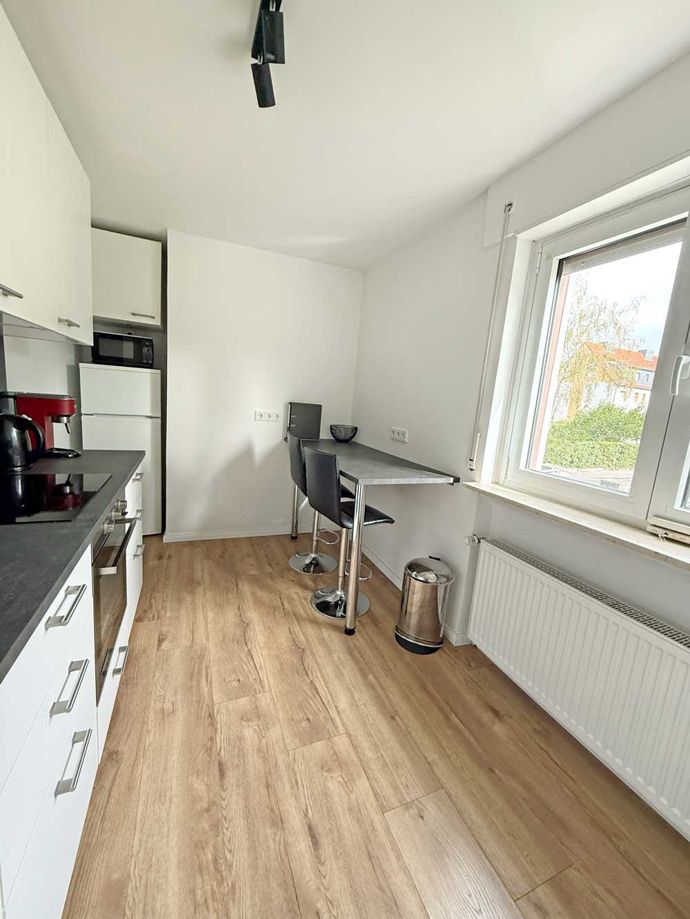 Stilvoll möblierte 3-Zimmer-Wohnung mit großem Balkon in Bergen-Enkheim