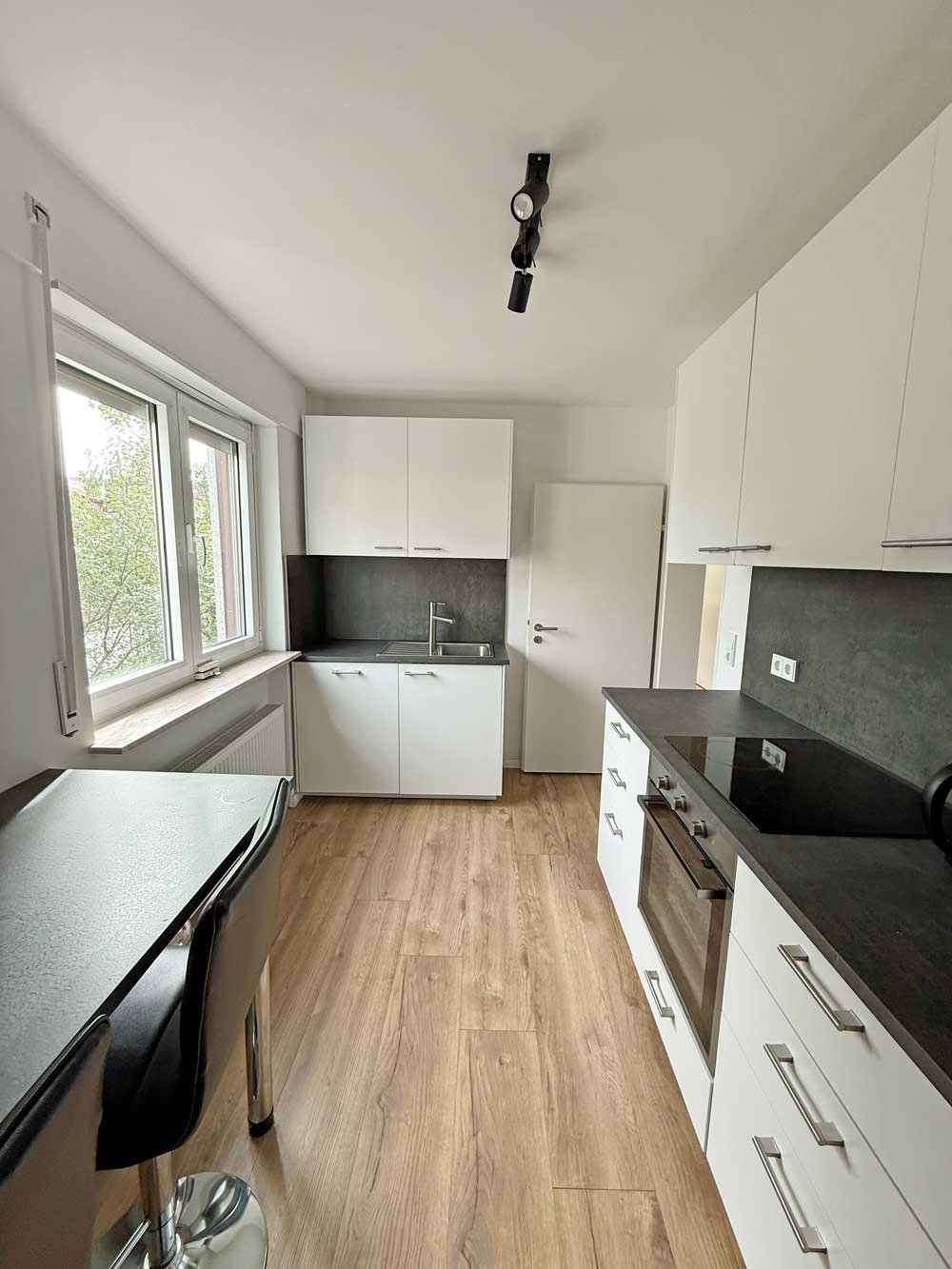 Stilvoll möblierte 3-Zimmer-Wohnung mit großem Balkon in Bergen-Enkheim