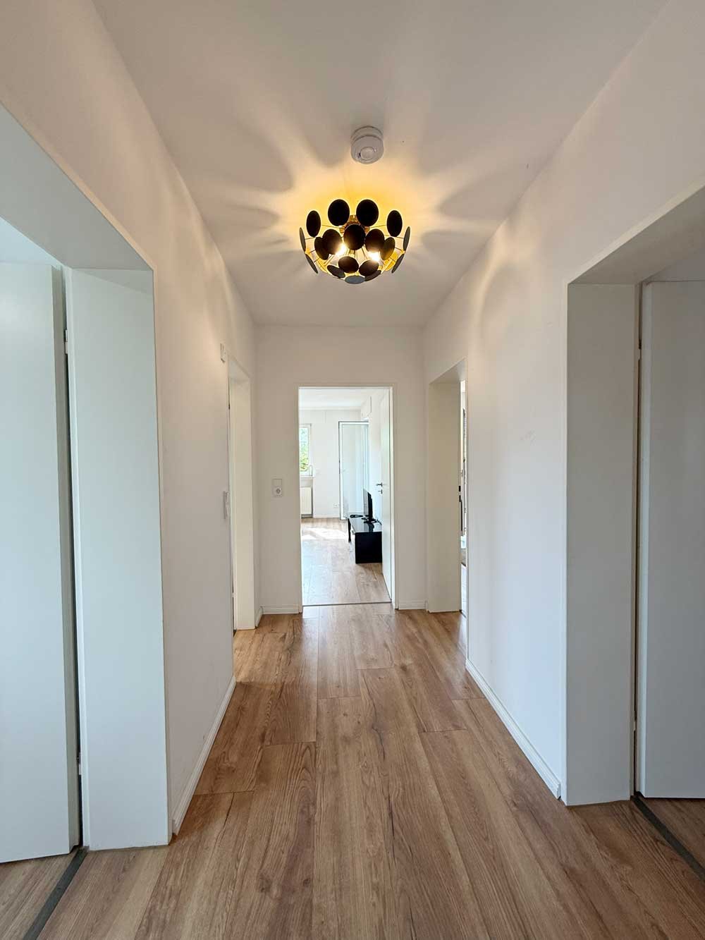 Stilvoll möblierte 3-Zimmer-Wohnung mit großem Balkon in Bergen-Enkheim