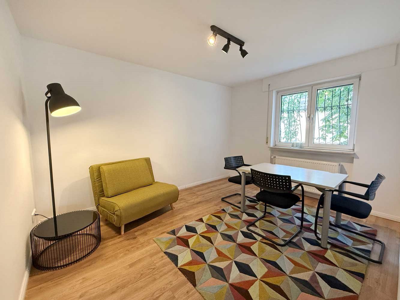 Stilvoll möblierte 3-Zimmer-Wohnung mit großem Balkon in Bergen-Enkheim
