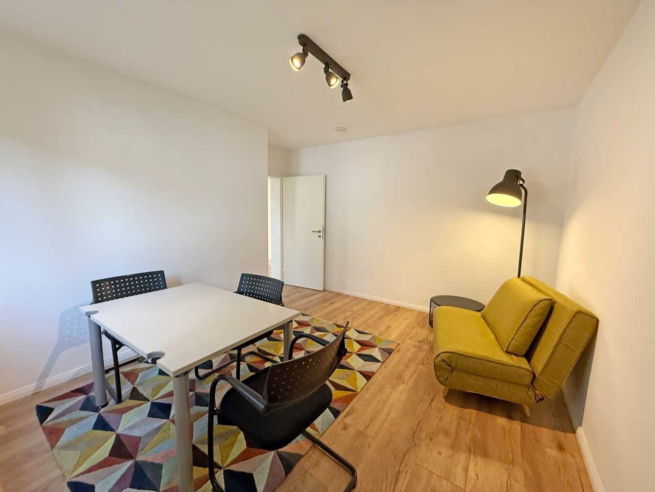 Stilvoll möblierte 3-Zimmer-Wohnung mit großem Balkon in Bergen-Enkheim