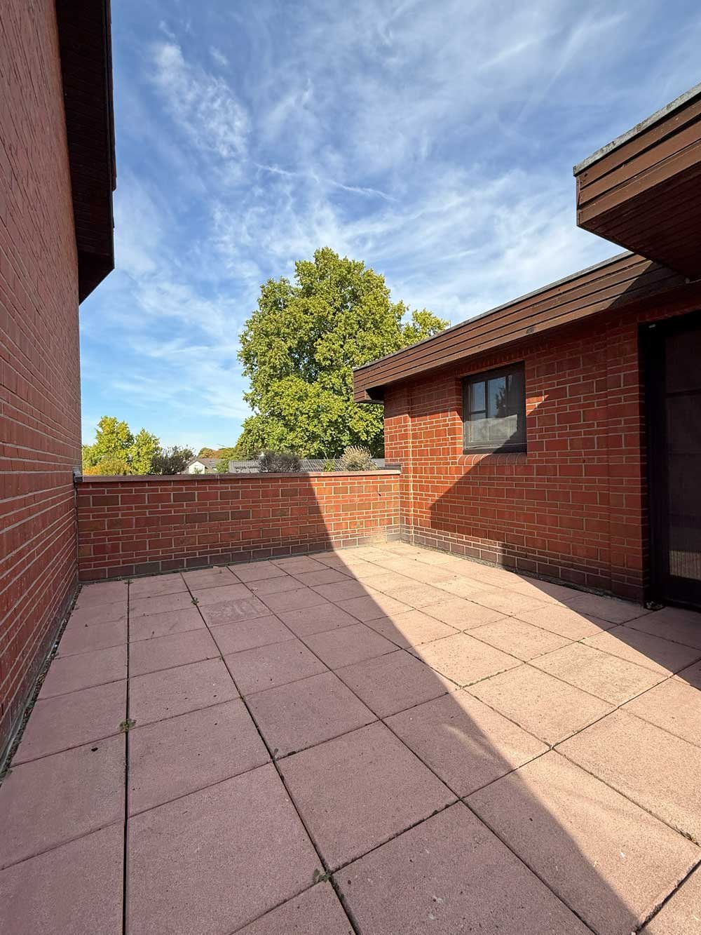 Wohnen mit Weitblick – Exklusive 3-Zi. Maisonette mit EBK und 3 Balkonen