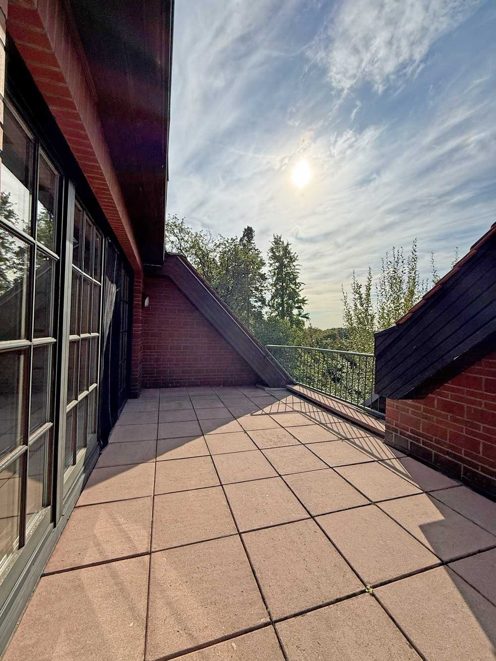 Wohnen mit Weitblick – Exklusive 3-Zi. Maisonette mit EBK und 3 Balkonen