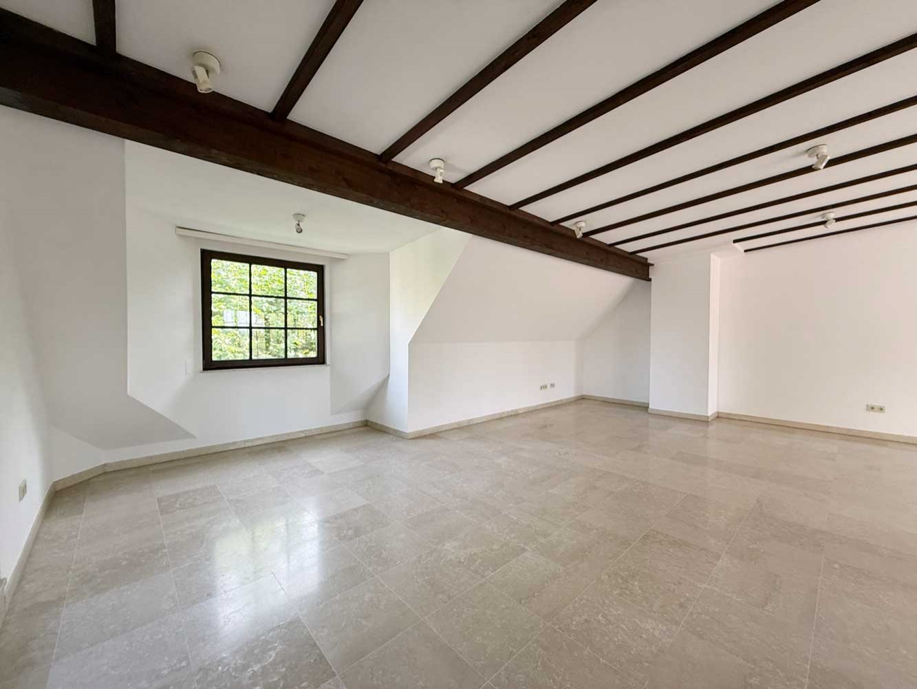 Wohnen mit Weitblick – Exklusive 3-Zi. Maisonette mit EBK und 3 Balkonen