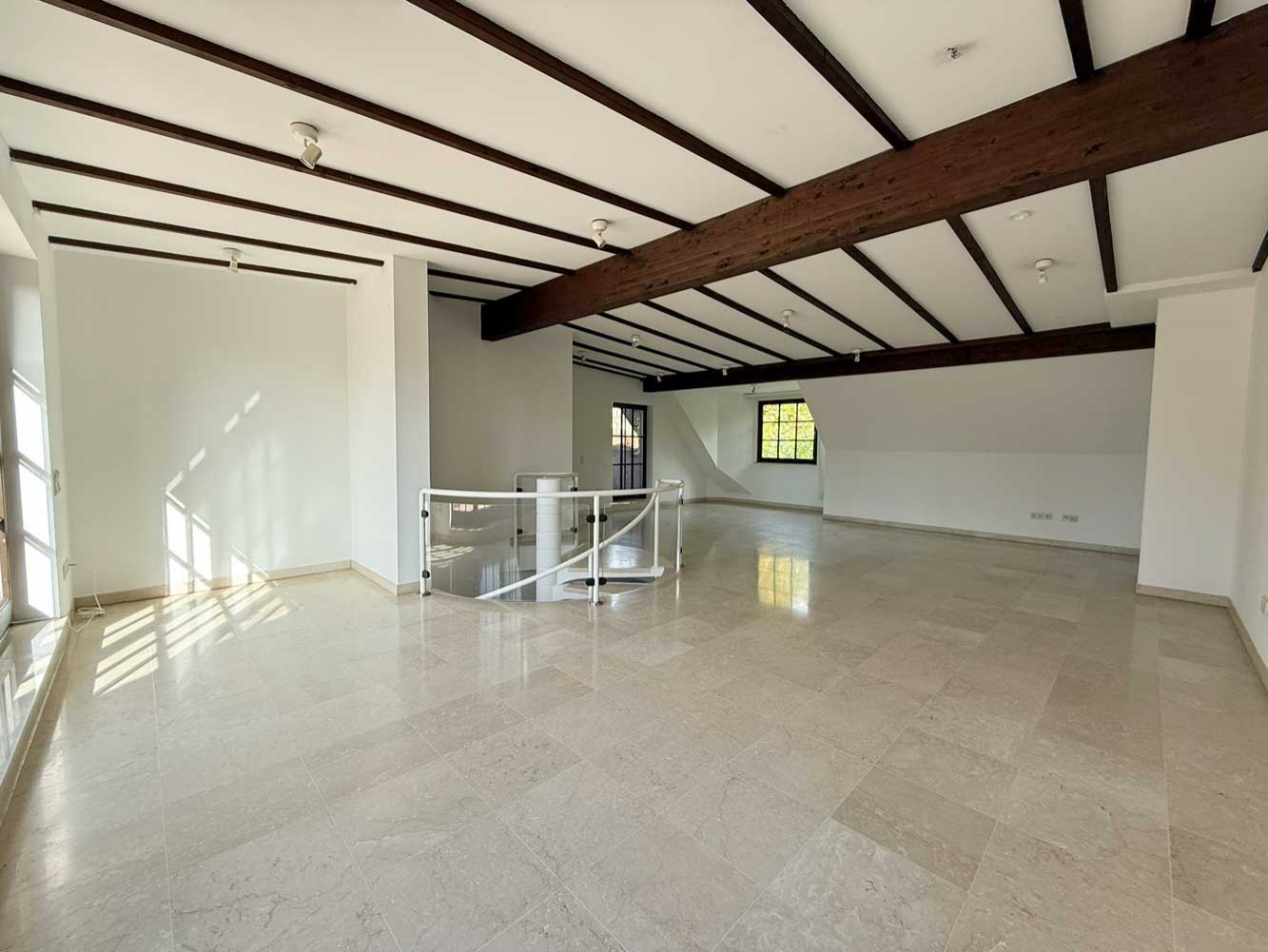 Wohnen mit Weitblick – Exklusive 3-Zi. Maisonette mit EBK und 3 Balkonen