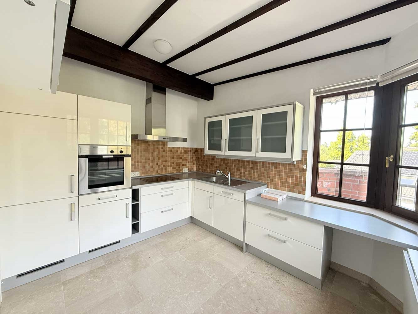 Wohnen mit Weitblick – Exklusive 3-Zi. Maisonette mit EBK und 3 Balkonen
