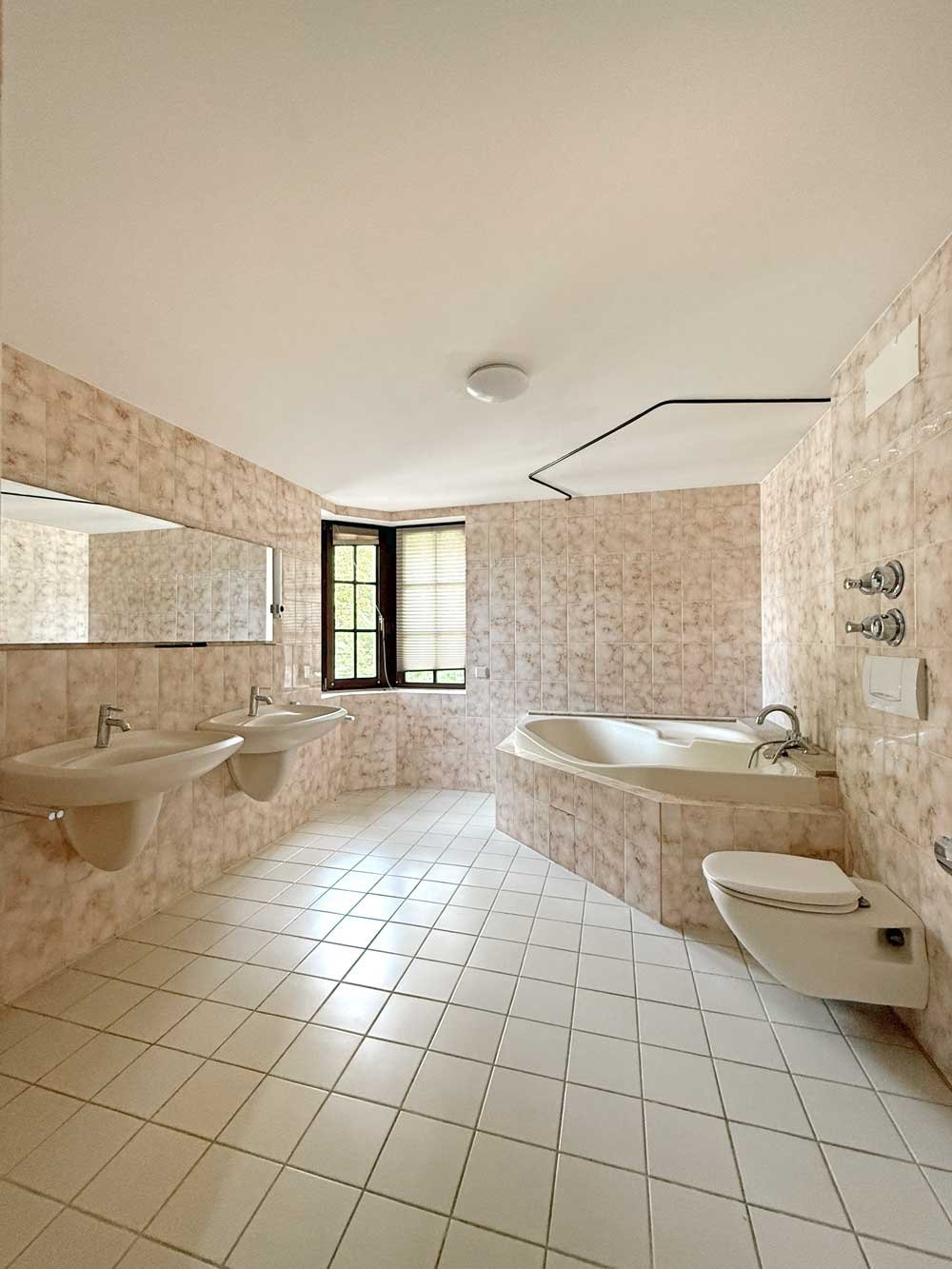Wohnen mit Weitblick – Exklusive 3-Zi. Maisonette mit EBK und 3 Balkonen
