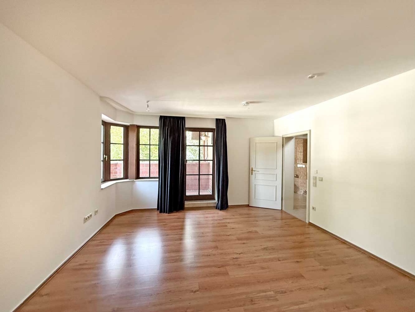 Wohnen mit Weitblick – Exklusive 3-Zi. Maisonette mit EBK und 3 Balkonen