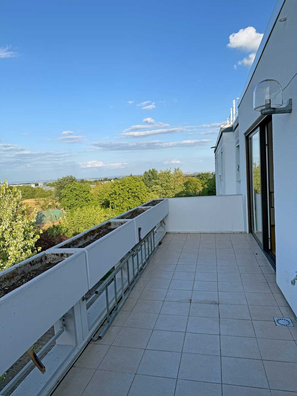 Helle 6-Zimmer Maisonette mit 4 BALKONEN & neuer EBK in Oberursel