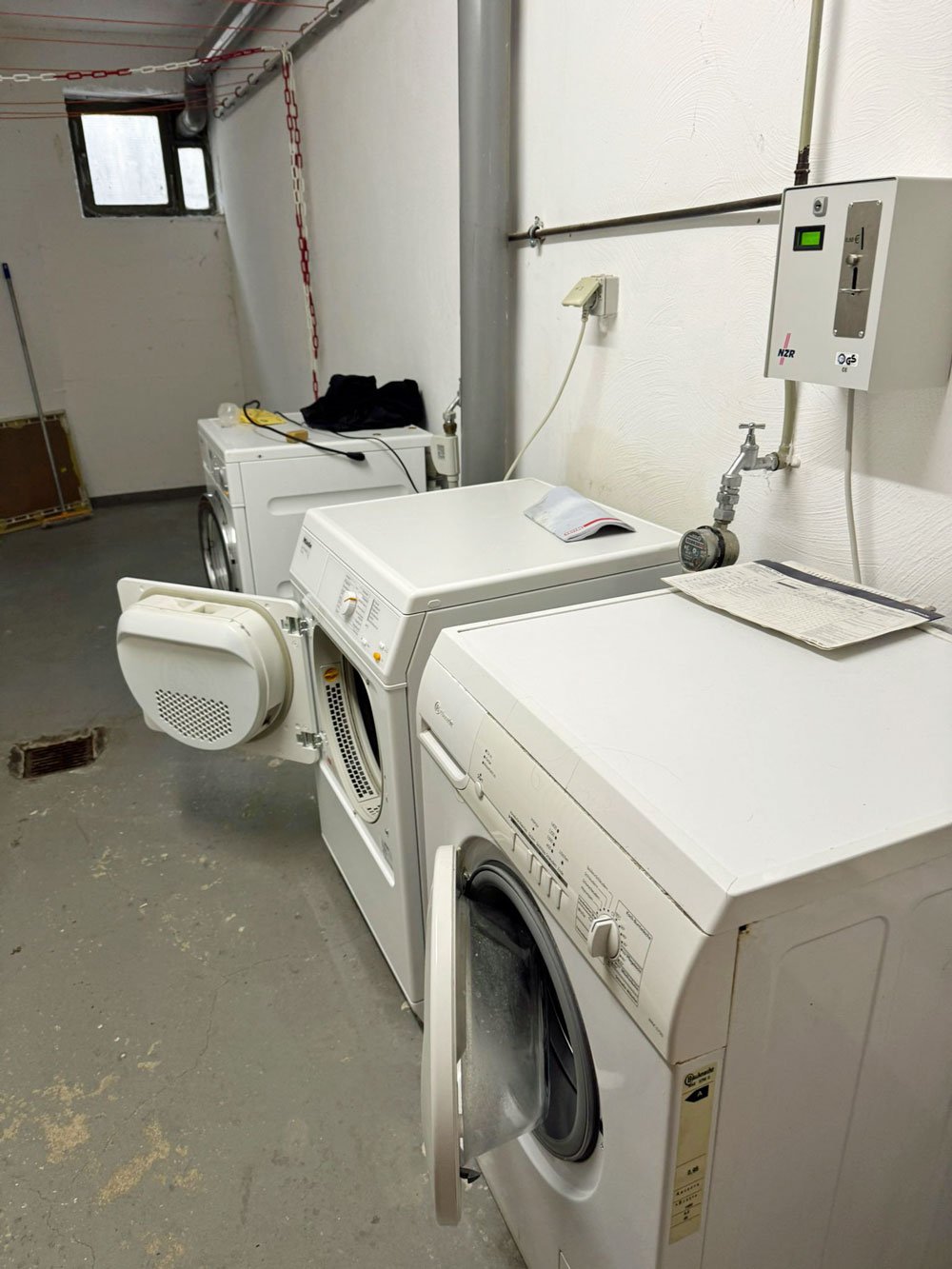 Waschküche mit Münzwaschmaschine Waschküche mit Münzwaschmaschine