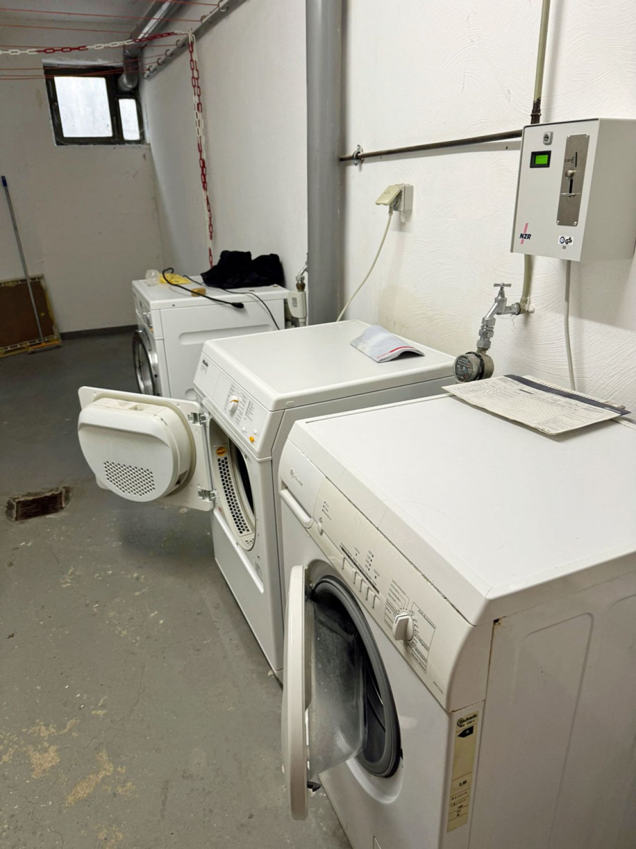 Waschküche mit Münzwaschmaschine Waschküche mit Münzwaschmaschine